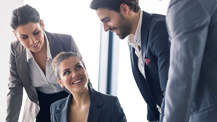 Grupa zaodowlonych, uśmiechniętych ludzi