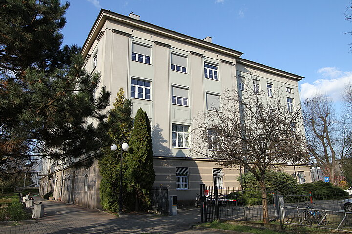 Budynek Wydziału Zarządzania D-14 przy ul Gramatyka w wiosennej scenerii